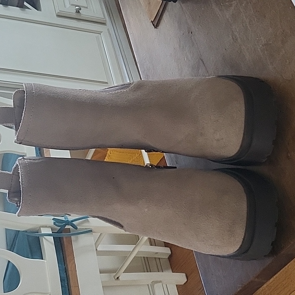 Blondo suede waterproof chelsea boots S: 8M